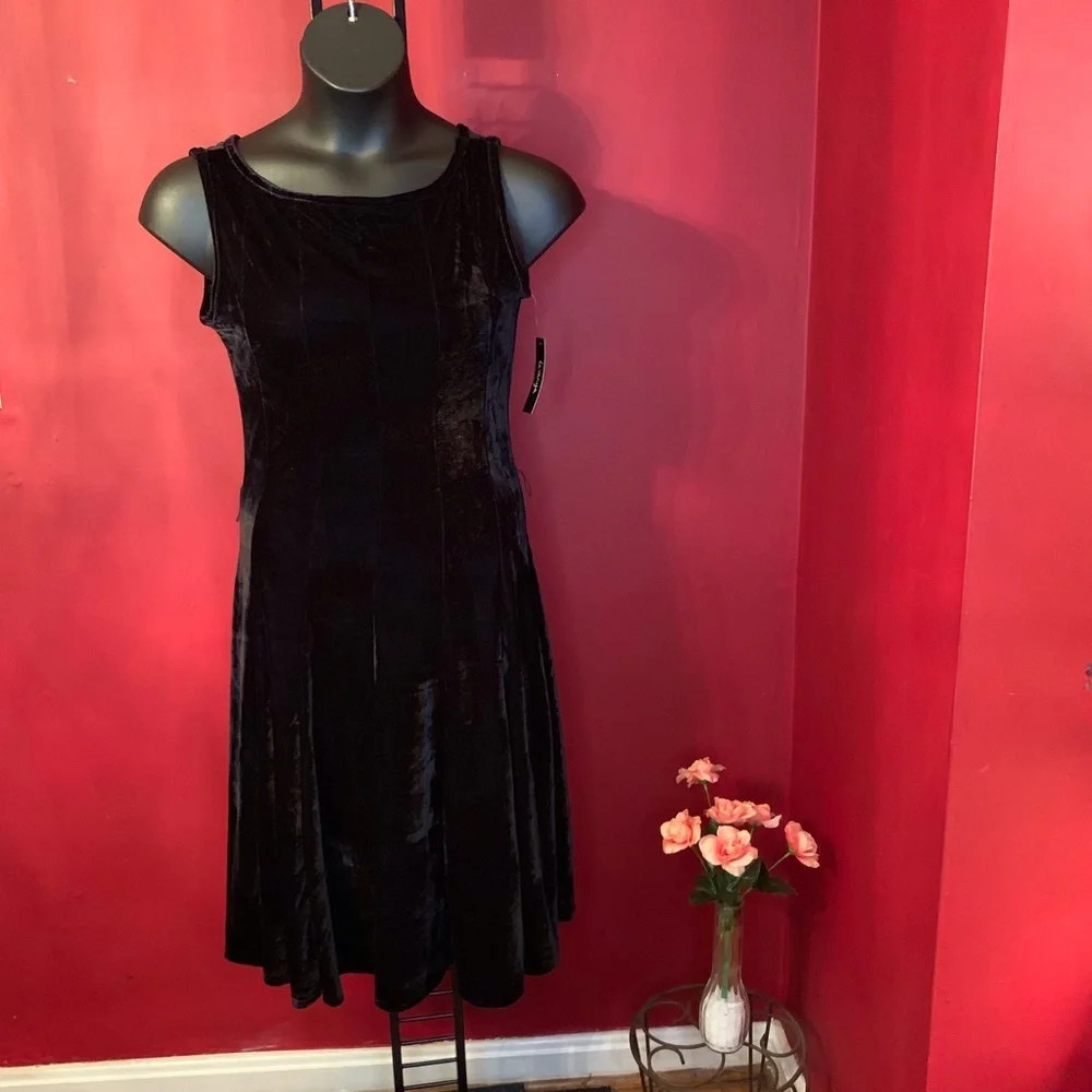 NWT LA VANYA VELVET DRESS SIZE M